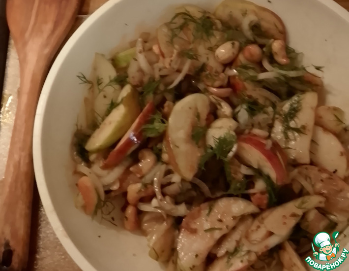 Яблоки, орехи и маринованный лук Яблоки, орехи и маринованный лук