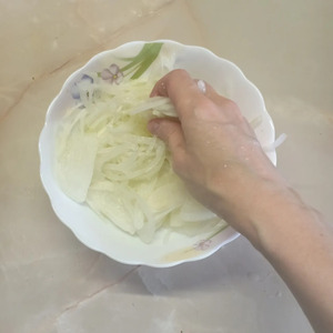 Куриная грудка, запеченная с солеными огурчиками