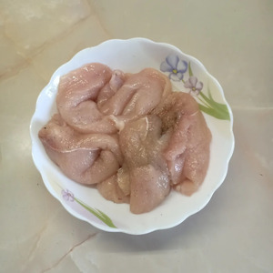 Куриная грудка, запеченная с солеными огурчиками