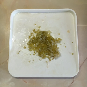 Куриная грудка, запеченная с солеными огурчиками