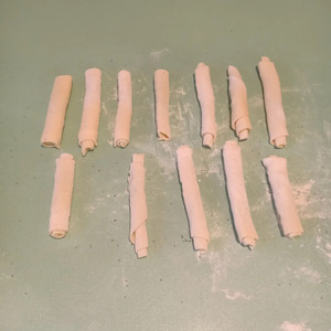 Печенье из дрожжевого теста «Сахарные трубочки»