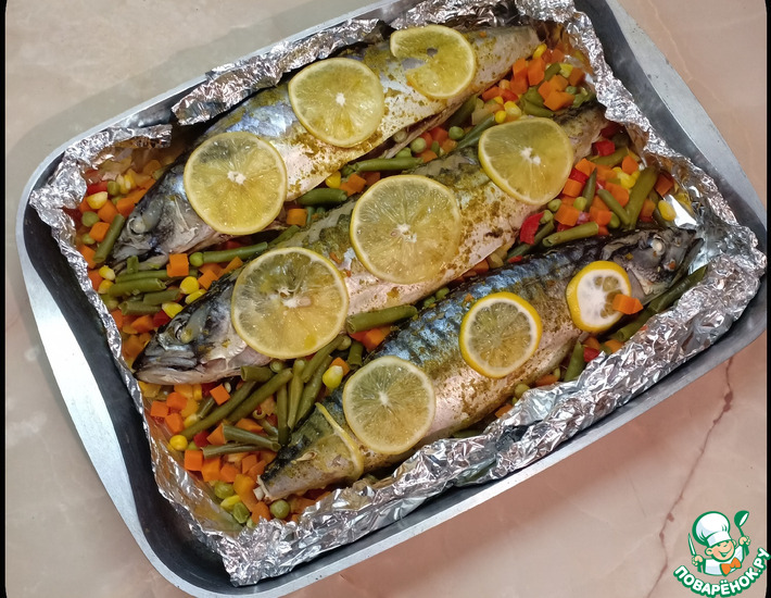 Рецепт: Скумбрия в фольге, запеченная с лимоном и овощами