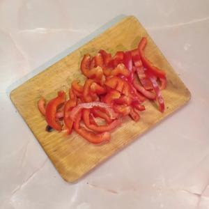 Курица, запеченная в рукаве с перцем и морковью