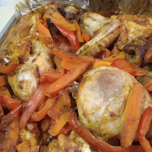 Курица, запеченная в рукаве с перцем и морковью