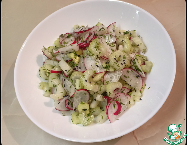 Салат с редисом и сельдереем