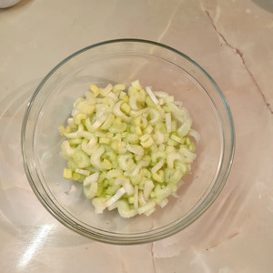 Салат с редисом и сельдереем