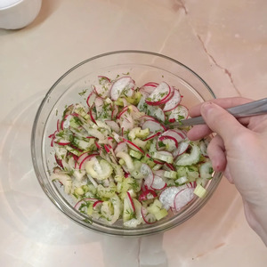Салат с редисом и сельдереем