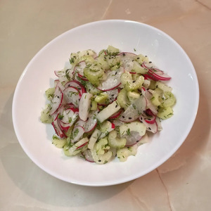 Салат с редисом и сельдереем