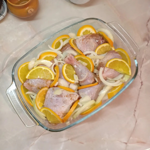 Курица с луком и апельсинами