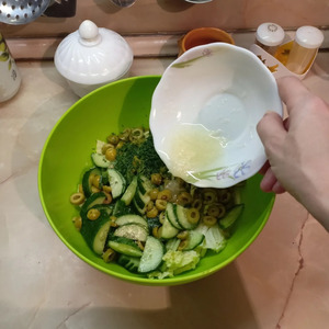 Легкий салат с огурцами и оливками Легкий салат с огурцами и оливками