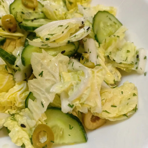 Легкий салат с огурцами и оливками Легкий салат с огурцами и оливками