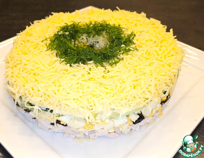 Слоёный салат с черносливом и курицей