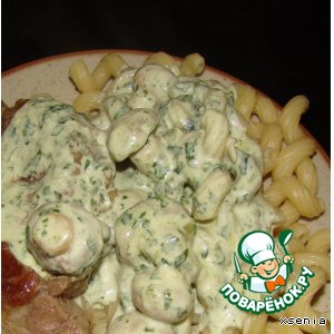 Cream sauce with spinach, cheese and mushrooms