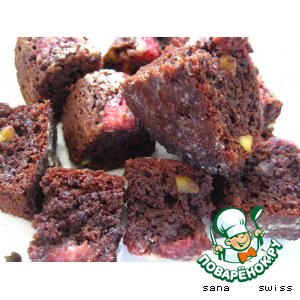 Рецепт "Brownies" с фисташками и клубникой