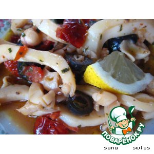 Рецепт: Кальмары в маринаде с оливками и томатами