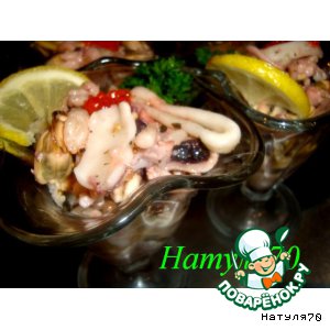 Рецепт: Салат-коктейль из морепродуктов