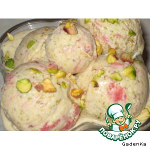 Рецепт Фисташковое мороженое с клубничным пюре