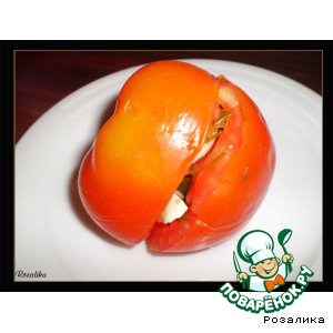 Рецепт: Маринованные бурые помидоры, фаршированные чесноком и зеленью