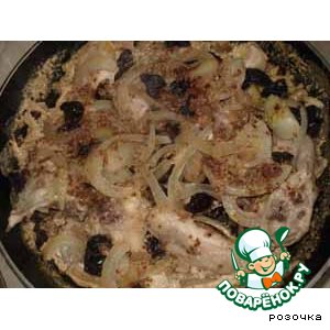 Рецепт: Курица в сливках с черносливом и соусом