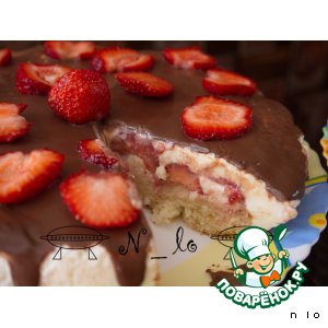 Рецепт Бисквитный торт с клубникой и шоколадом