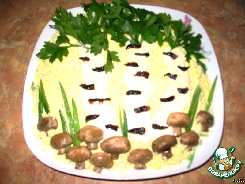 Рецепт салат березка с грибами. Салат Березка. Салат береза украшение. Слоёный салат берёзка. Салат берёзка с куриным филе.