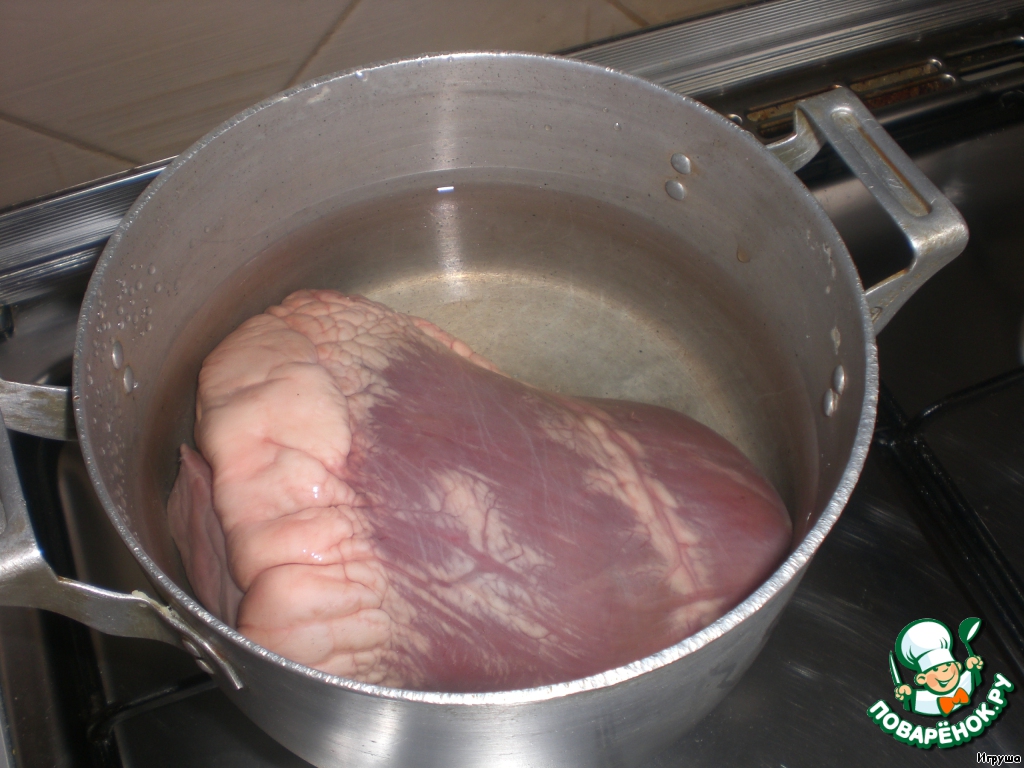 Рецепт приготовления говядины в кастрюле. Вареное сердце говяжье. Говядина варится.