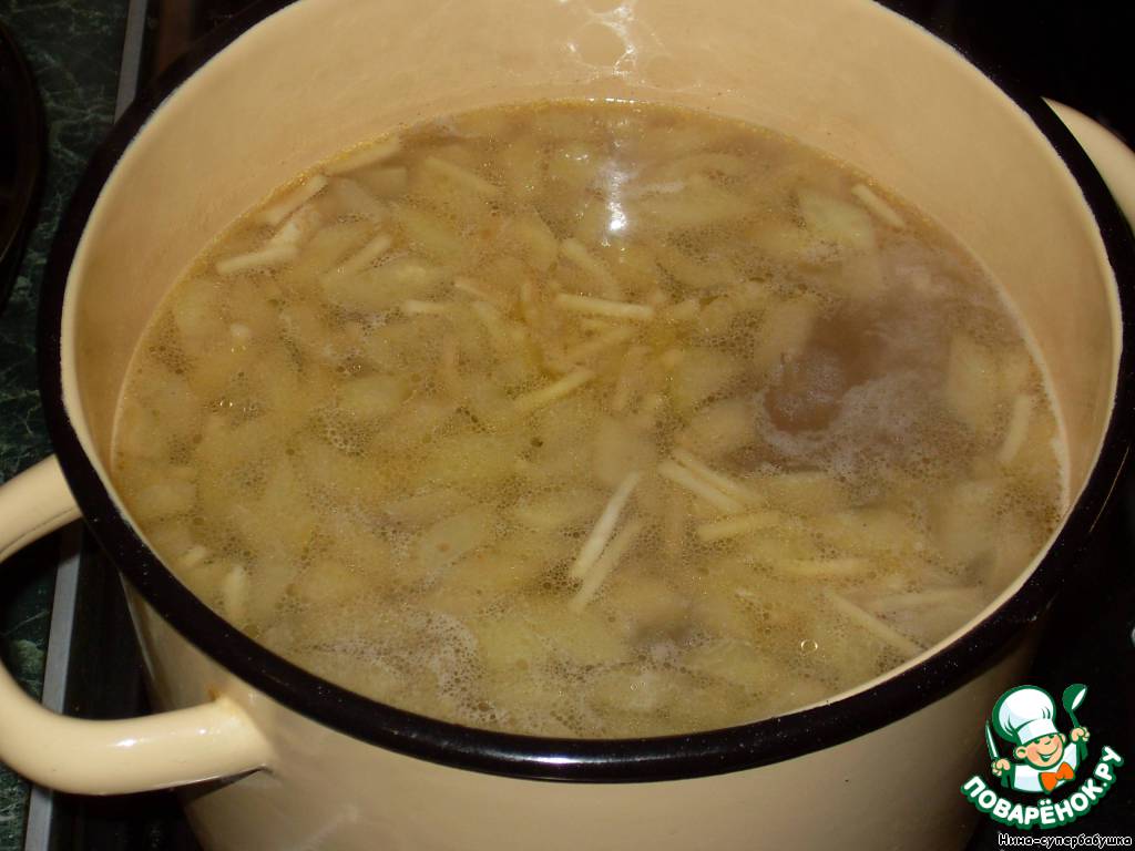 Варить курицу для супа после закипания. Креольски суп. Куриный суп по креольски. Суп куриный по ереольтски. Суп по креольски.