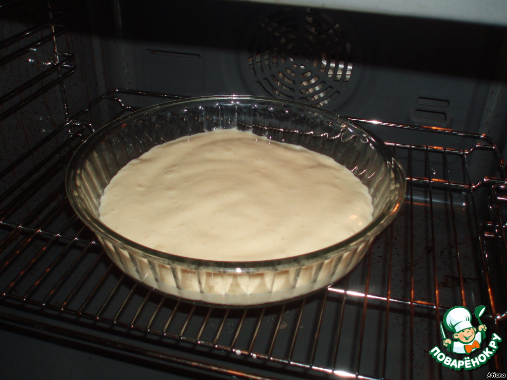 Сколько выпекать торт. Пирог в стеклянной форме. Стеклянная форма для выпечки бисквита. Бисквит в форме в духовке. Тесто в миске.