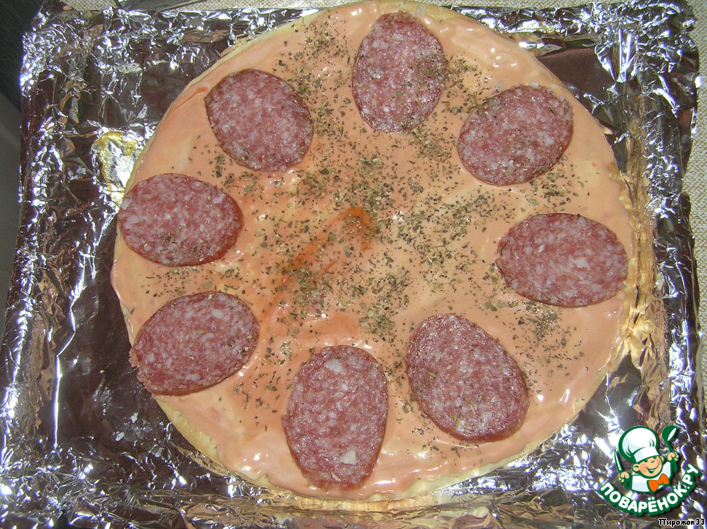 Пицца с колбасой и готовым тестом. Ингредиенты для пиццы с колбасой. Ингредиенты колбасные для пиццы. Как порезать вареную колбасу на пиццу. Как выложить вареную колбасу на пиццу.