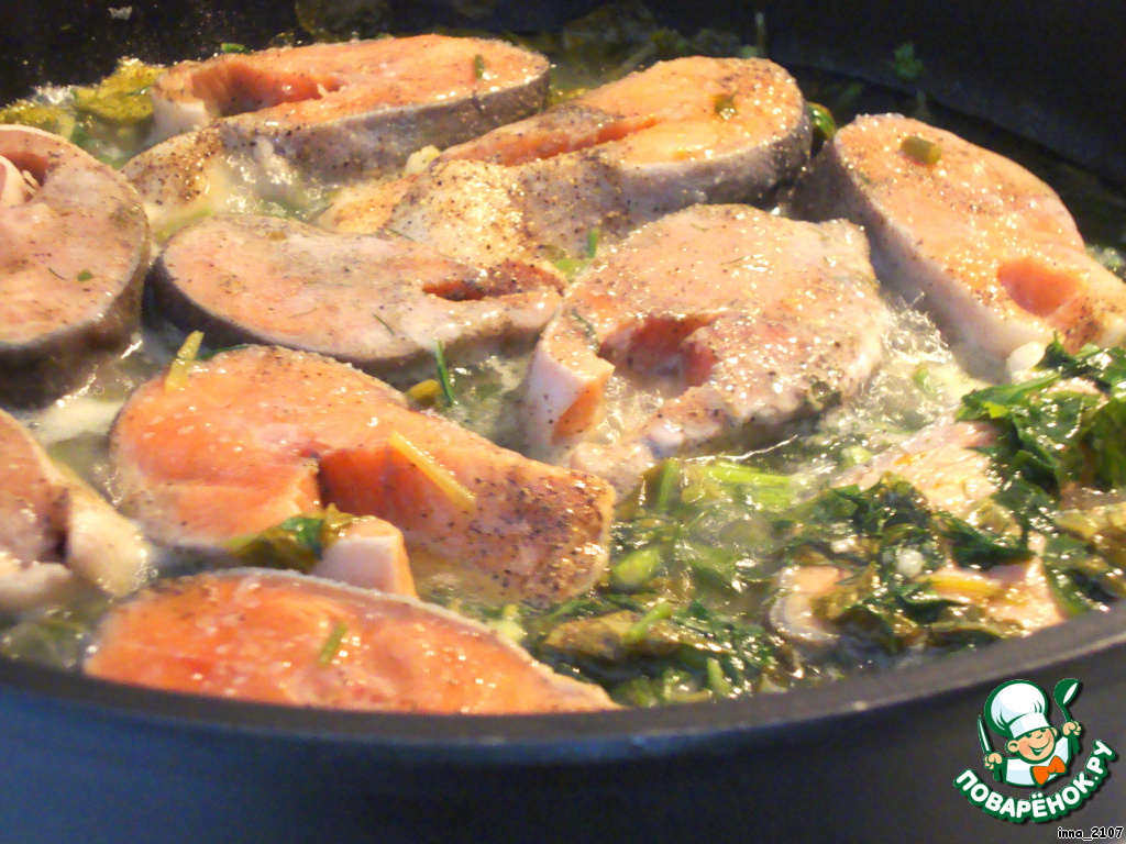 Рыба с овощами на сковороде рецепты. Горбуша в сметанно-чесночном соусе.. Рыба в духовке. Горбуша в духовке сочная. Горбуша запеченная в духовке.