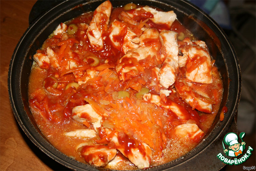 Курица с луком и томатной пастой. Курица с овощами тушеная в томатном соусе. Тушёная курица на сковороде. Курица в томате. Курица в томатном соусе на сковороде.