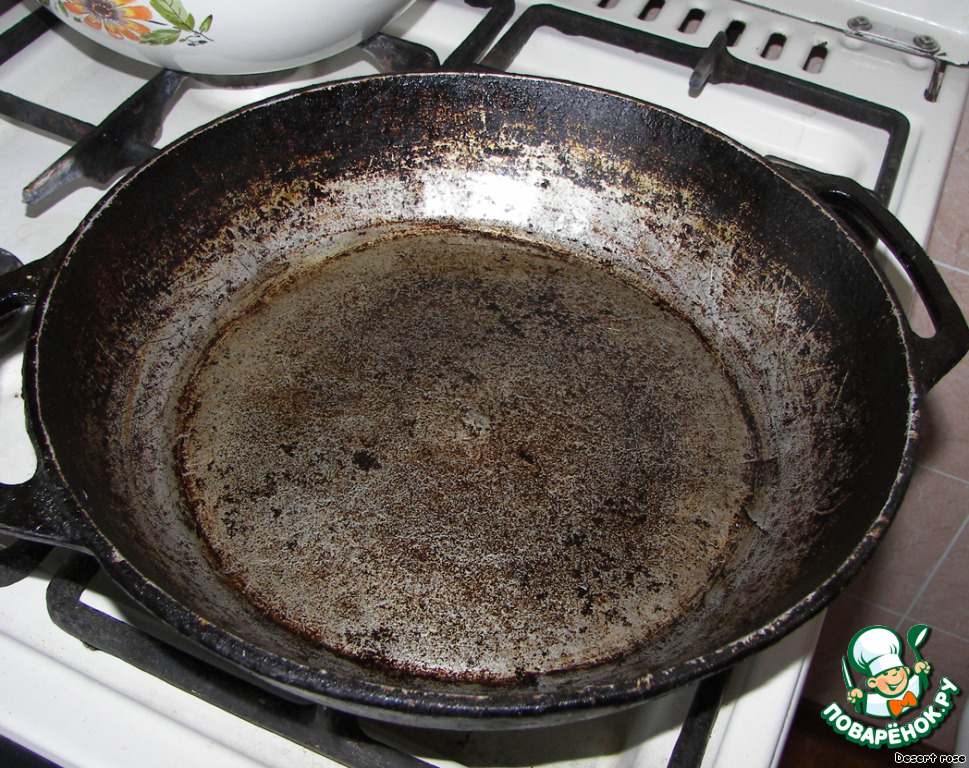 Как правильно прокалить соль. Прокаливание чугунной сковороды. Прокалить казан с солью. Четверговая соль как готовить. Новый прокаленный казан.
