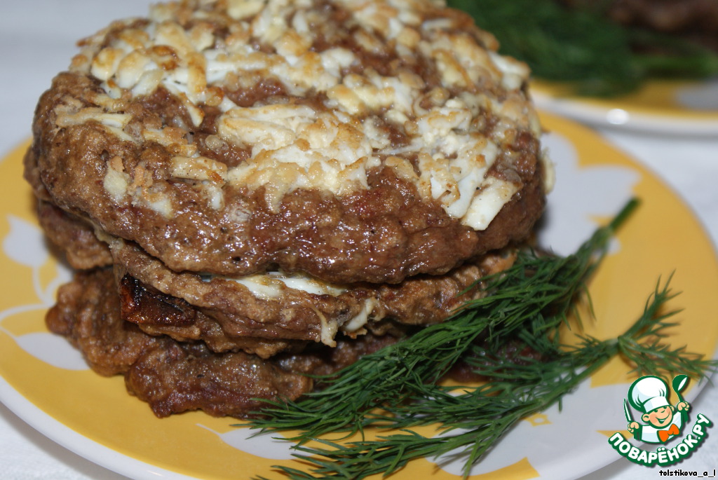 Печень свиная с луком и майонезом. Печёночные оладьи из куриной печени. Оладьи из куриной печенки. Блюда из говяжьей печени. Печеночники из говяжьей печени.