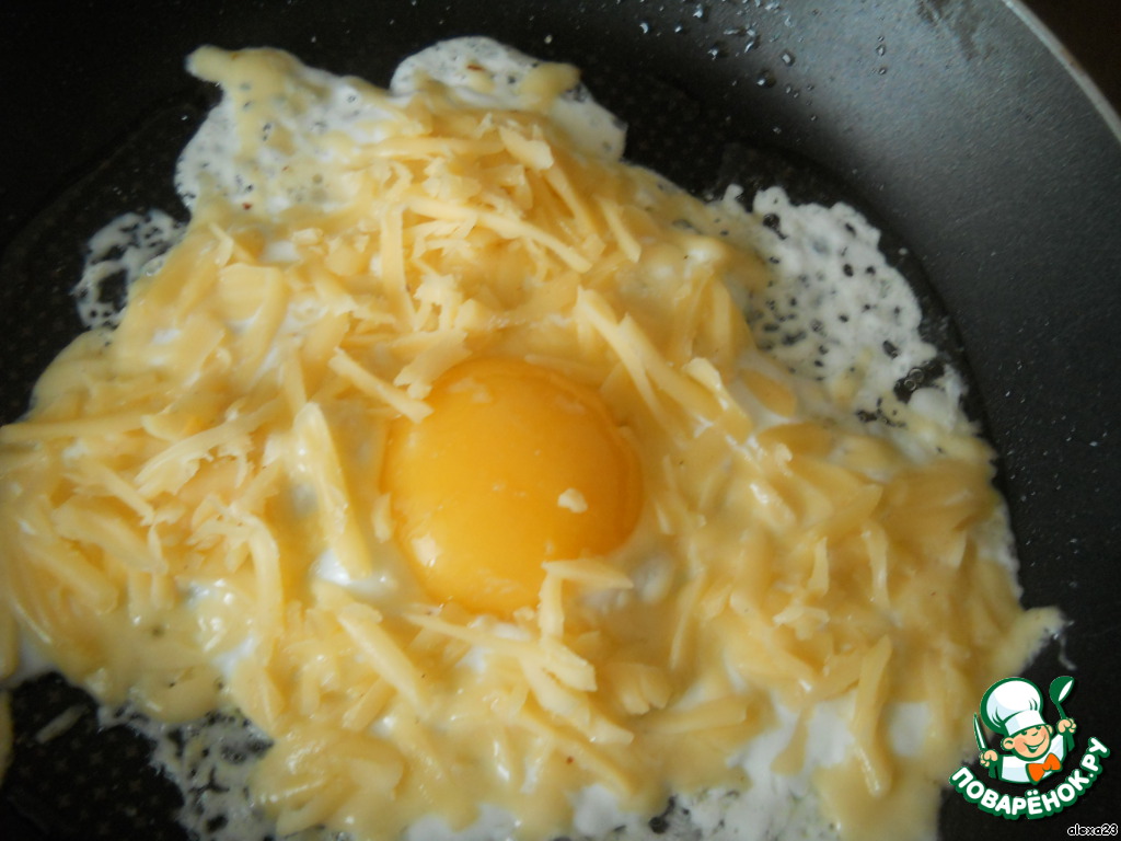 Яйца со сметаной на сковороде. Жареные яйца с сыром. Яичница с картошкой. Яичница с сыром. Яичница со сметаной.