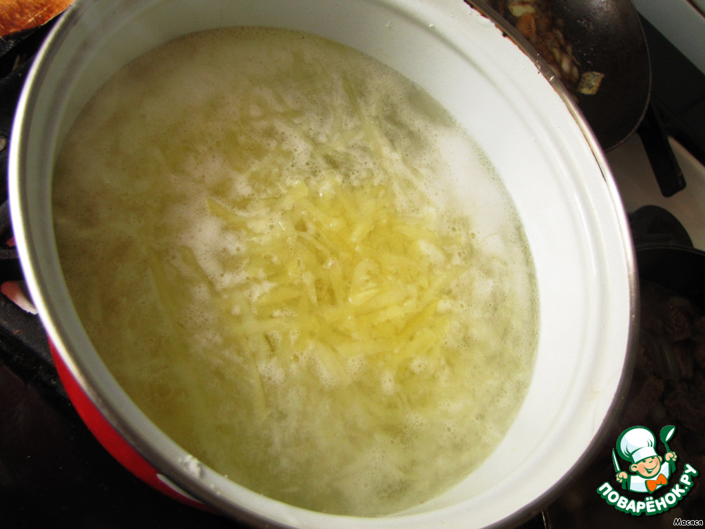 Картошку кидать в кипящую воду. Вскипятить лук на воде. Корейский напиток Камди камеди рецепт.