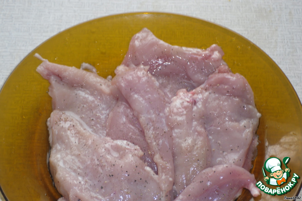 Куриная грудка в соли 12 часов. Посыпает солью мясо.