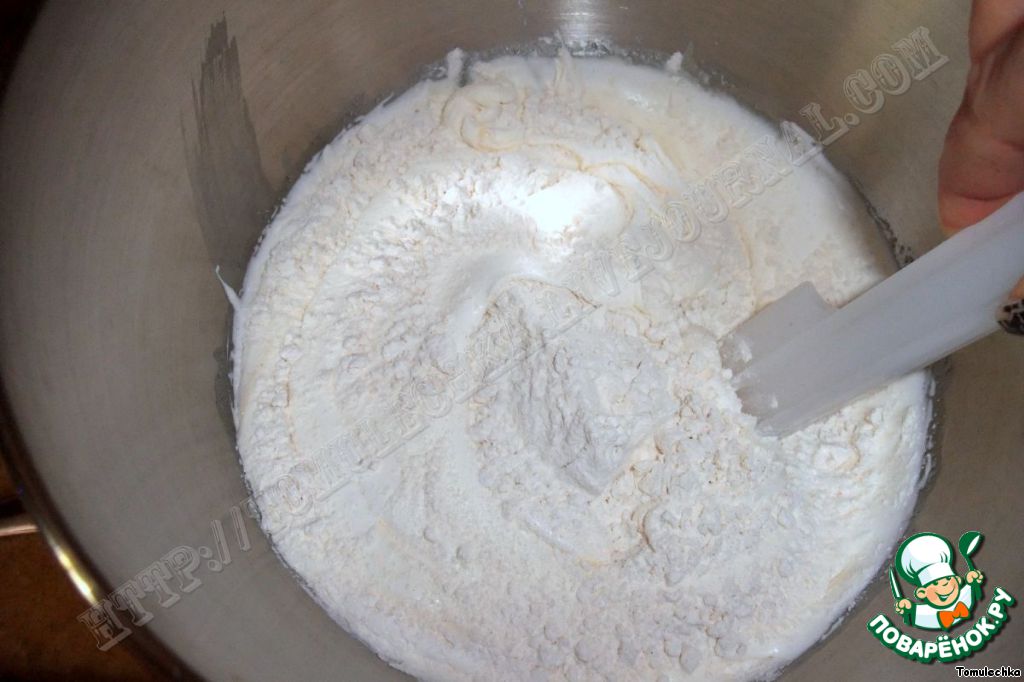 тесто. к взбитым яйцам добавляют муку. взбитые яйца с мукой. перемешивает творог. взбивание бисквита.