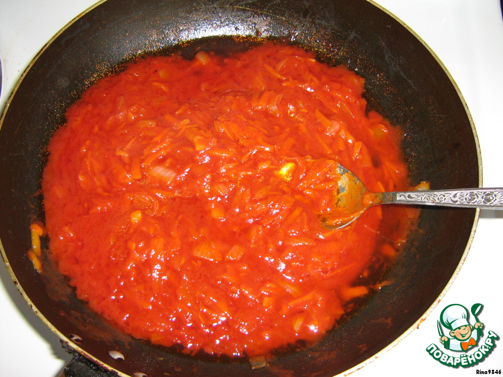 Лук томатная паста масло. Пассерованные морковь лук и томатная паста. Лук пассеруют с томатным пюре. Обжарить лук с морковью и томатной пастой. Пассерование томатного пюре.