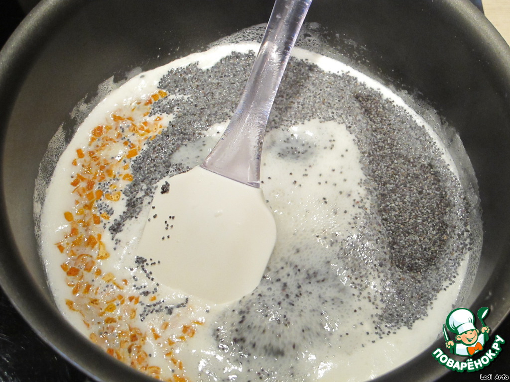 Набухший желатин в молоке. Мука набухает в воде. Сахар с маком и маслом на сковороде. Яйца смешивают с молоком варят и добавляют желатин.