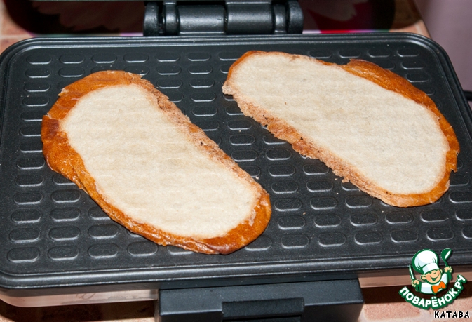 Хлеб в вафельнице. Бутерброды в электровафельнице. Бутерброды в вафельнице треугольниками. Форма для сэндвичей на газу. Вафельница для тостового хлеба.