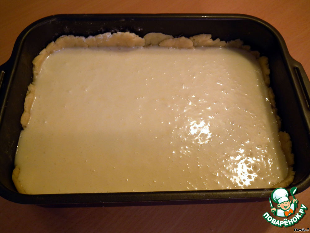 Соль на противне в духовке. Сметанное тесто для закрытого пирога. Тесто на сметане для пирога. Пирог сметанный 7 ложек. Как сделать пирог в форме залиты сметаной сахаром.