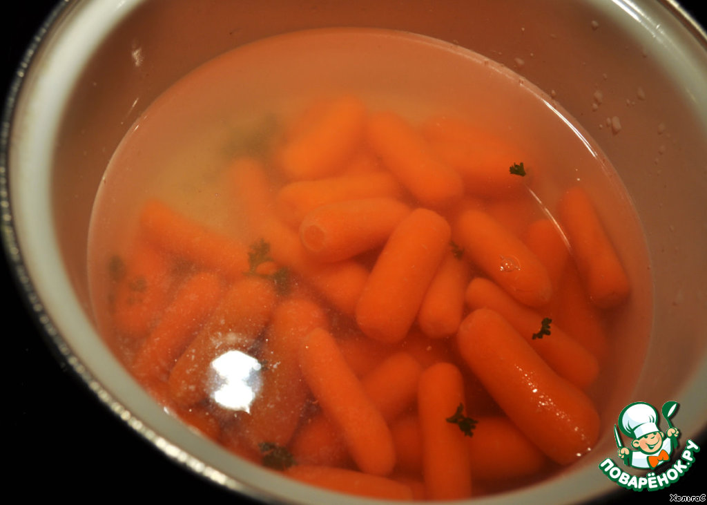Морковь в соленой воде. Морковь в воде. Варёная морковь в кострюле. Вареная морковь в соленой воде опыт. Морковь варится в воде.