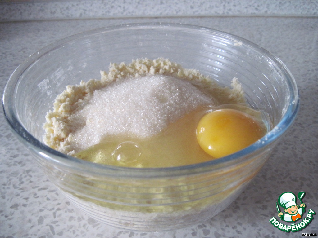 Заварной крем для торта с крахмалом. Мука тесто. Творог смешанный с яйцом. Добавляем яйцо с разрыхлителем. Мука сахар масло.