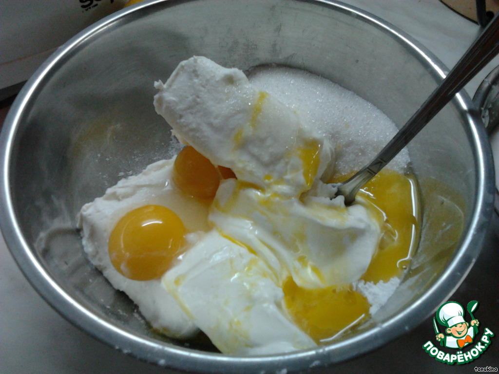 Творог масло сливочное яйца сахар сливочное. Творог с желтком. Яйца со сливками. Взбить творог с яйцами. Яйца со сливочным маслом.