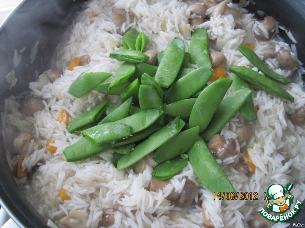 Горох рис отзывы. Бурый рис с грибами и зеленым горошком. Рис с курицей грибами и зеленым горошком. Тушёный рис с горохом. Как приготовить рис с зелёный горошек.